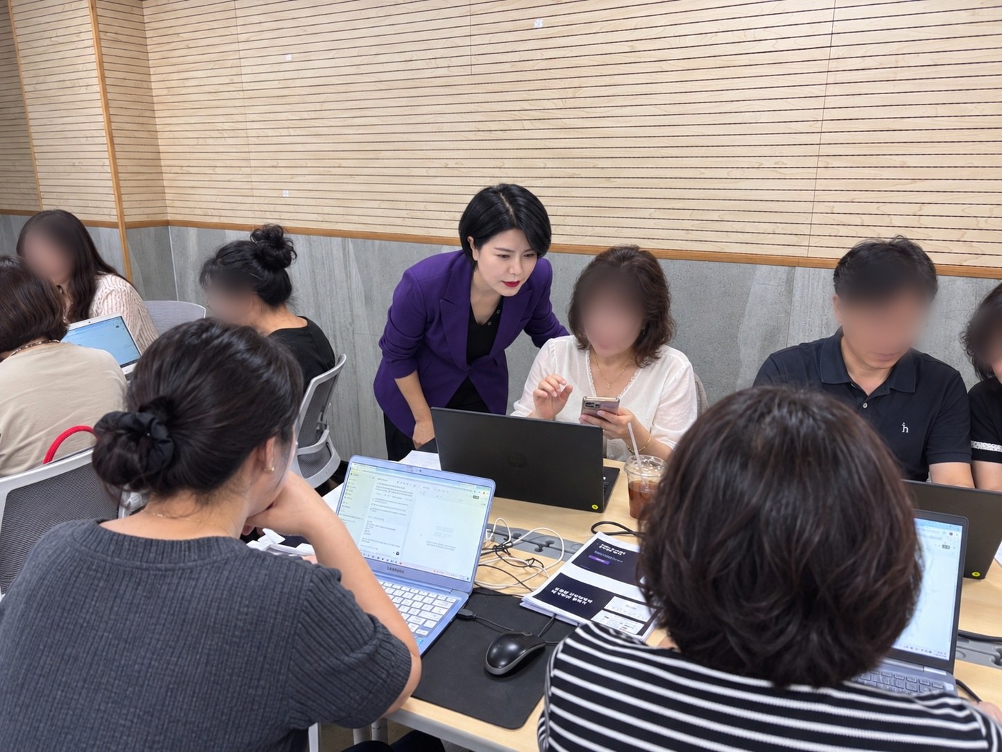 하주선 강사가 수강생 옆에서 1:1로 실습을 돕는 모습