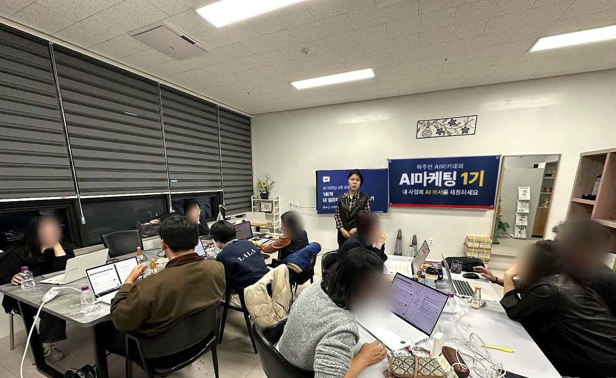 현수막과 수업 화면 앞에서 진행된 1회차 강의